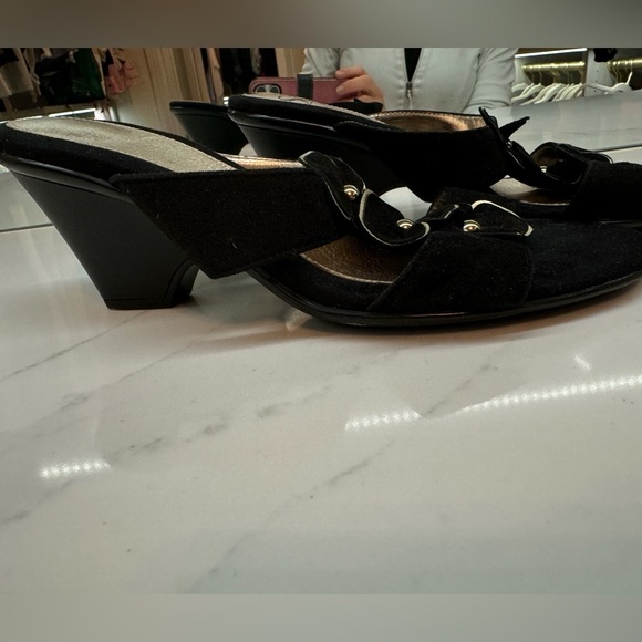 Sofft Black and Gold Flower Detail Suede Heeled Shoes Size 8 Never Worn! - Picture 3 of 5